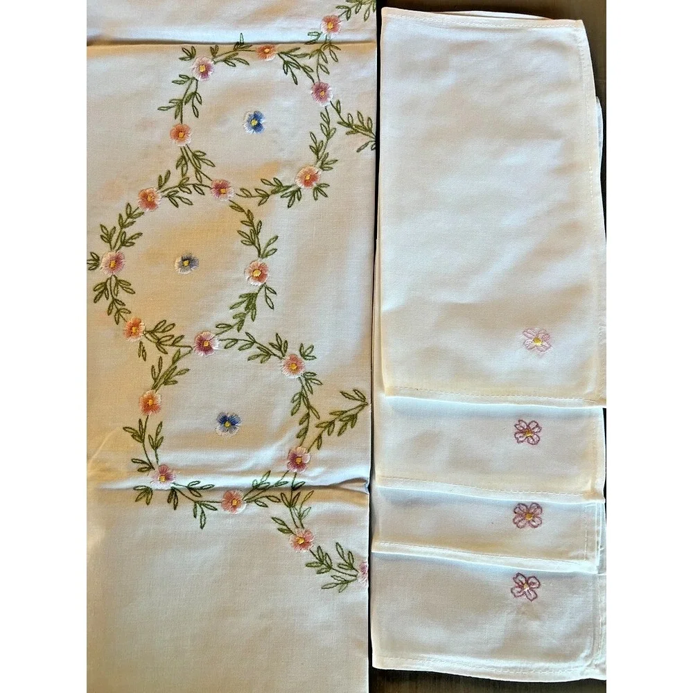 Vintage Embroidered Small‎ Tablecloth & 4 Napkins Set Floral Crisp White Cottage